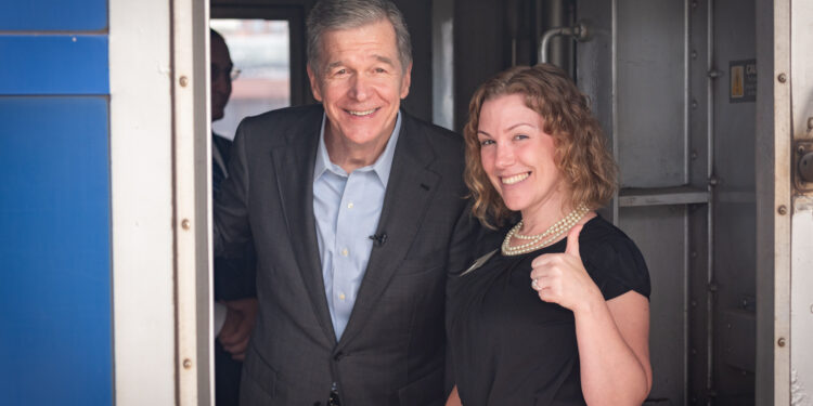 El exgobernador de Carolina del Norte Roy Cooper