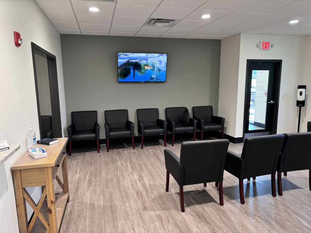 Sala de espera vacía en una clínica de salud