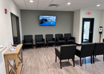 Sala de espera vacía en una clínica de salud