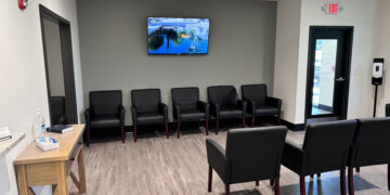 Sala de espera vacía en una clínica de salud