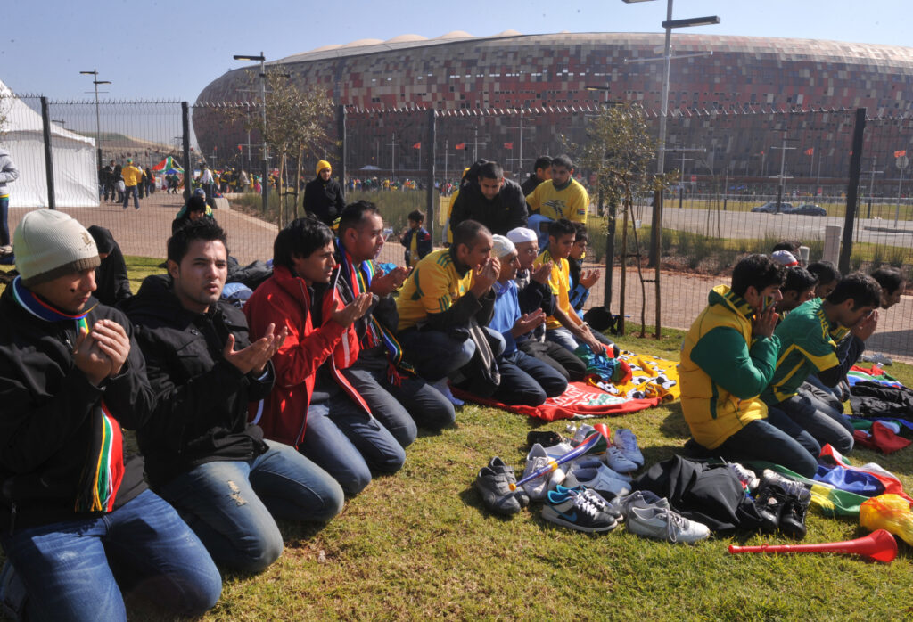 Fanáticos de fútbol celebrando antes de partido del Mundial