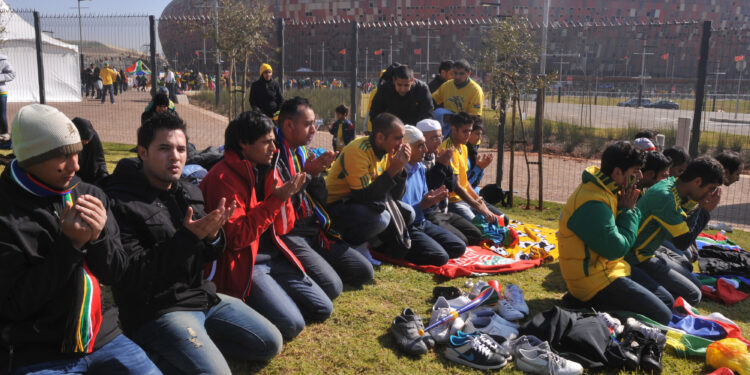 Fanáticos de fútbol celebrando antes de partido del Mundial