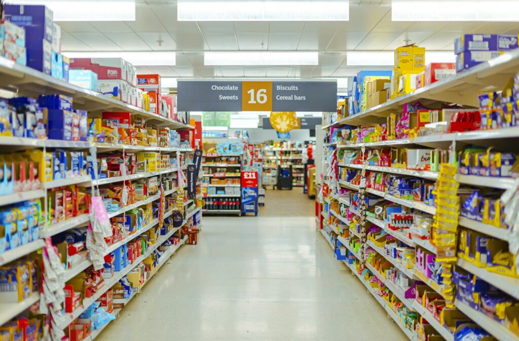 Pasillo de un supermercado con estantes llenos de alimentos