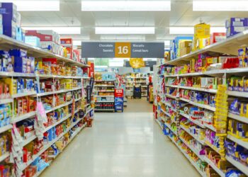 Pasillo de un supermercado con estantes llenos de alimentos