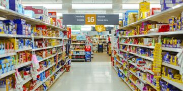 Pasillo de un supermercado con estantes llenos de alimentos
