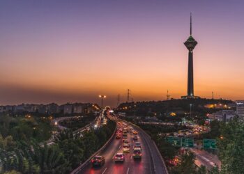 Panorámica de la ciudad de Teherán, capital de Irán, al atardecer