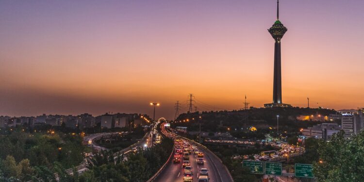 Panorámica de la ciudad de Teherán, capital de Irán, al atardecer