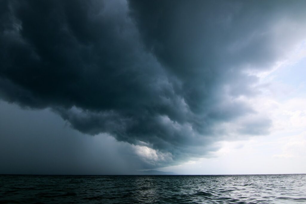 Gran tormenta avanzando en el cielo sobre el mar
