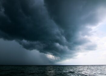 Gran tormenta avanzando en el cielo sobre el mar