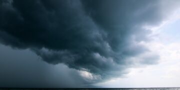 Gran tormenta avanzando en el cielo sobre el mar