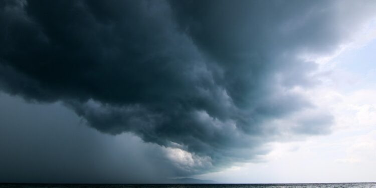 Gran tormenta avanzando en el cielo sobre el mar