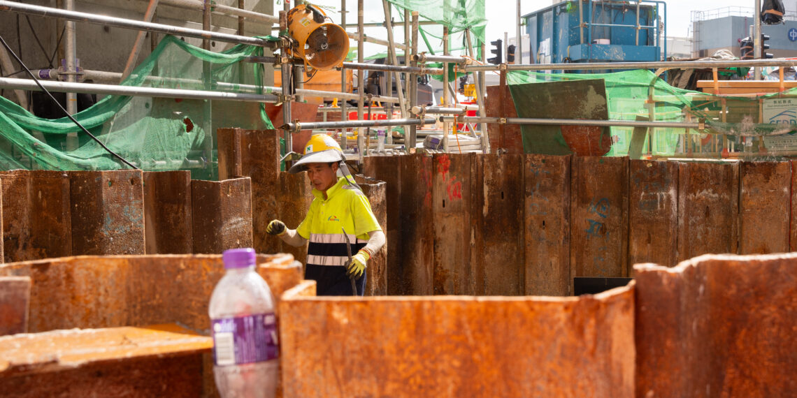 Trabajador de construcción con casco bajo calor extremo