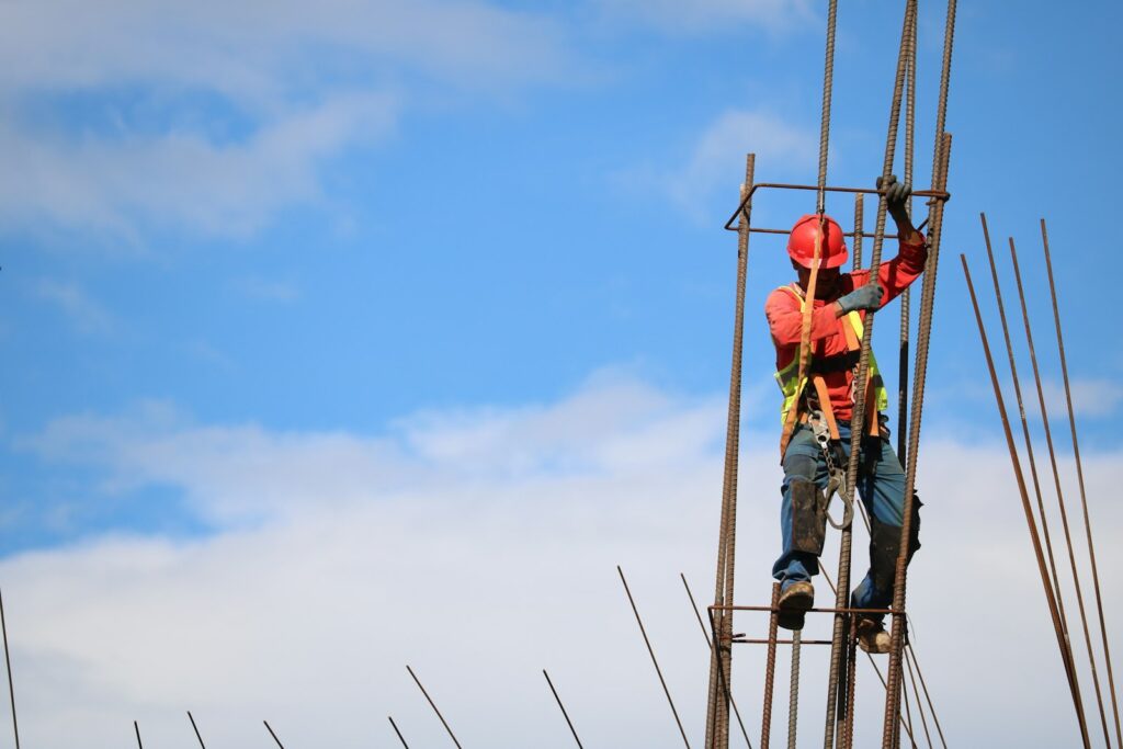 Trabajador de la construcción con casco rojo durante una jornada calurosa