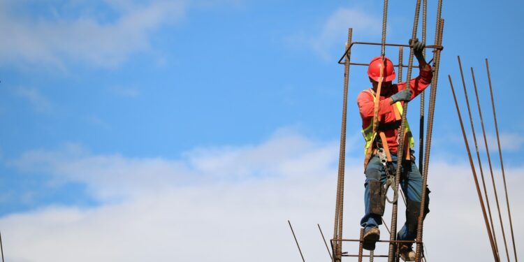 Trabajador de la construcción con casco rojo durante una jornada calurosa