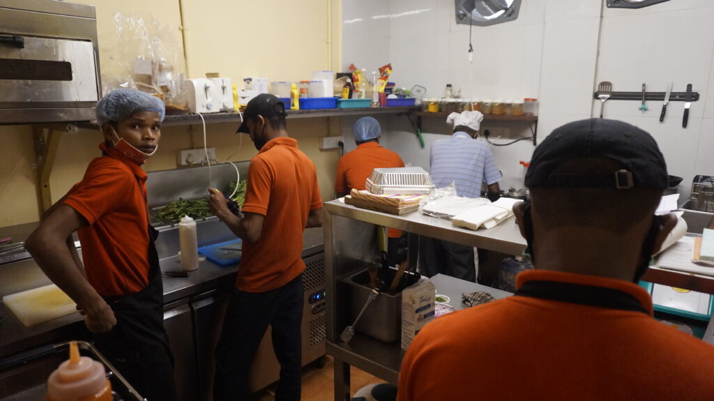 Trabajadores en la cocina de un restaurante, ilustrativo del empleo en hostelería