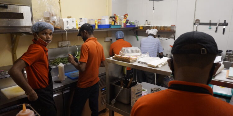 Trabajadores en la cocina de un restaurante, ilustrativo del empleo en hostelería