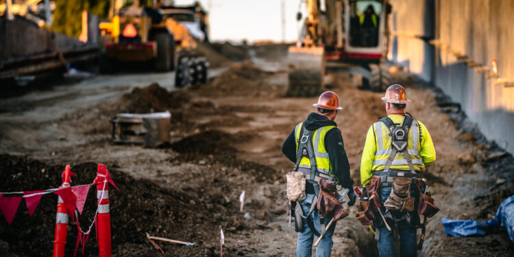 Trabajadores en un sitio de construcción