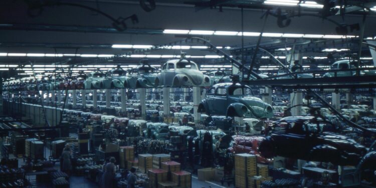 Interior de una planta de ensamblaje de Volkswagen