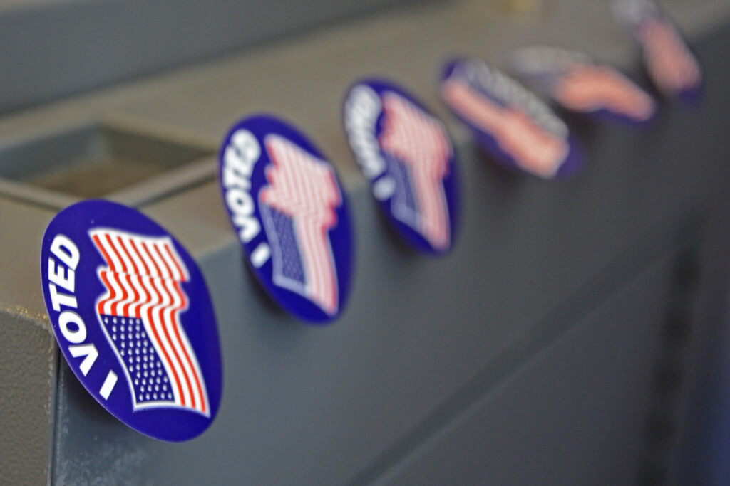 Votantes acuden a un centro de votación electoral en Estados Unidos