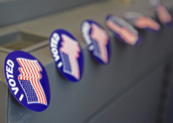 Votantes acuden a un centro de votación electoral en Estados Unidos