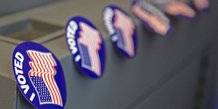 Votantes acuden a un centro de votación electoral en Estados Unidos