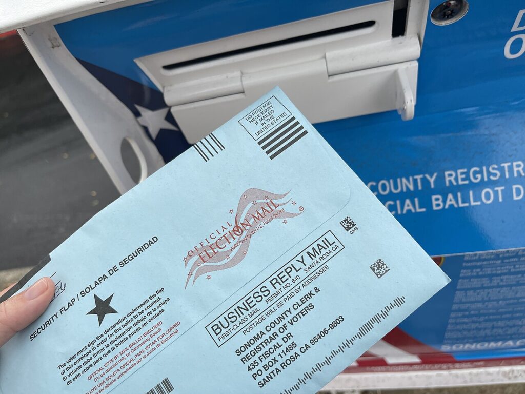 Una boleta electoral junto a una urna de votación en Estados Unidos