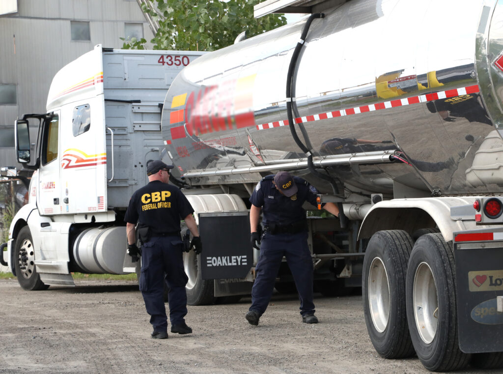 Agentes de aduanas en el puerto de entrada entre Estados Unidos y Canada en Detroit