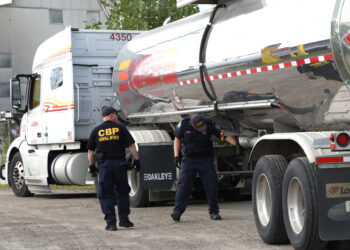 Agentes de aduanas en el puerto de entrada entre Estados Unidos y Canada en Detroit
