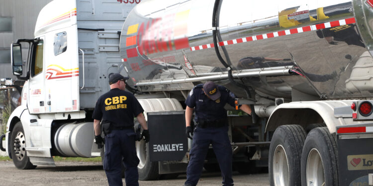 Agentes de aduanas en el puerto de entrada entre Estados Unidos y Canada en Detroit
