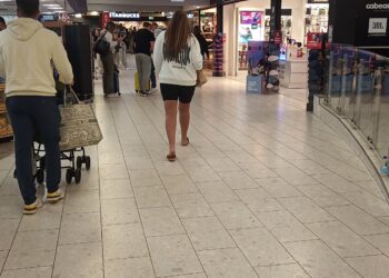 Viajeros en la zona de salidas de una terminal aérea