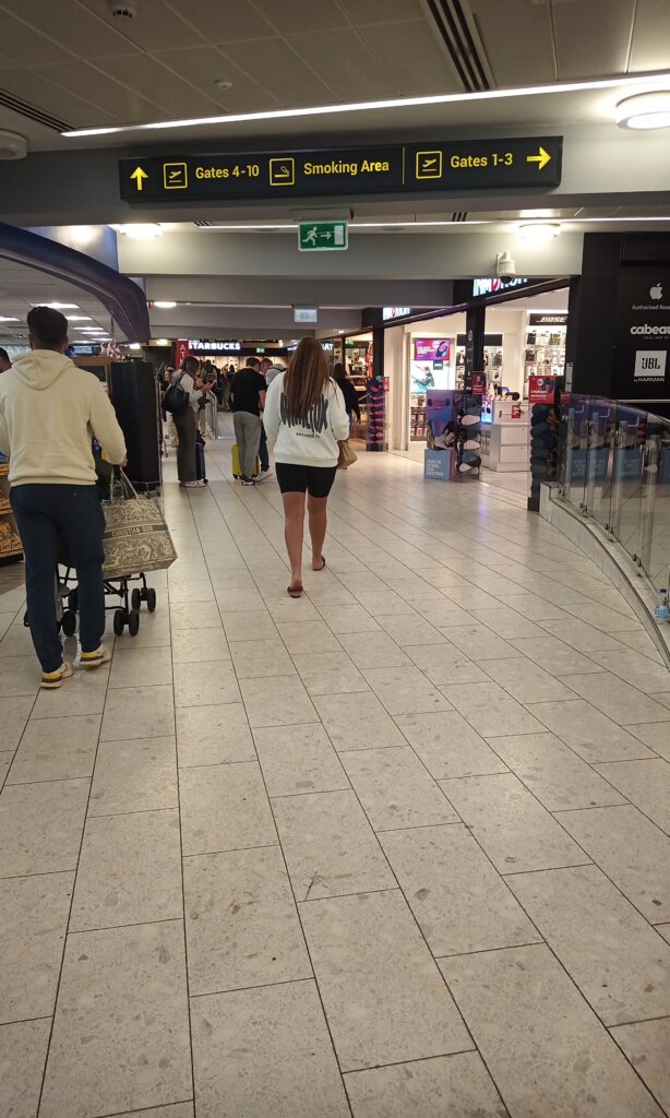 Viajeros en la zona de salidas de una terminal aérea