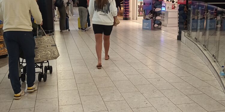 Viajeros en la zona de salidas de una terminal aérea