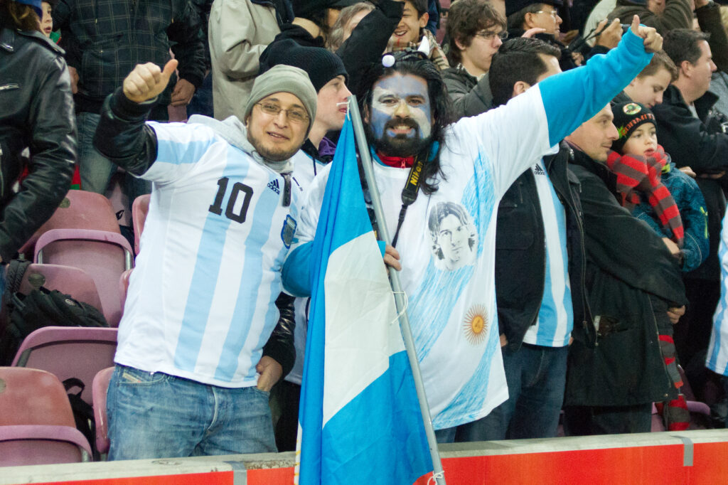 Aficionados de la selección argentina de fútbol en un estadio