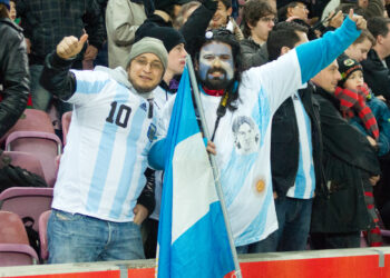 Aficionados de la selección argentina de fútbol en un estadio