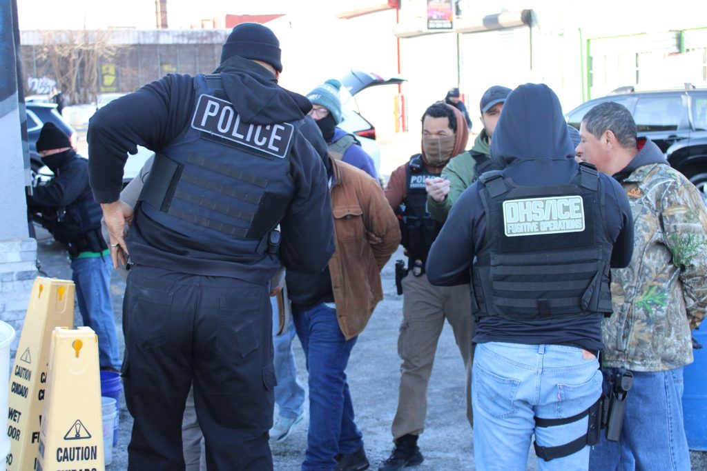 Agentes de la agencia de inmigración ICE durante un operativo