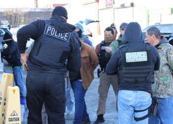 Agentes de la agencia de inmigración ICE durante un operativo