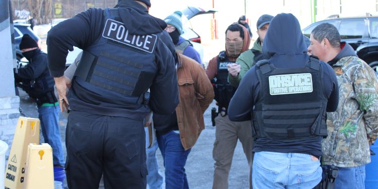 Agentes de la agencia de inmigración ICE durante un operativo