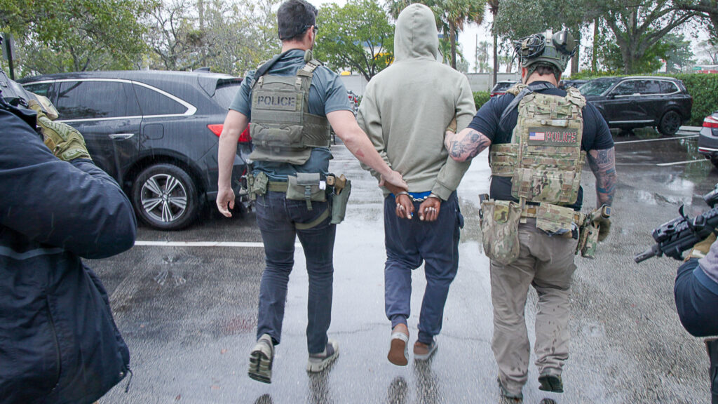 Agentes de ICE de Operaciones de Control y Deportación durante un operativo