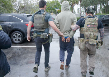 Agentes de ICE de Operaciones de Control y Deportación durante un operativo
