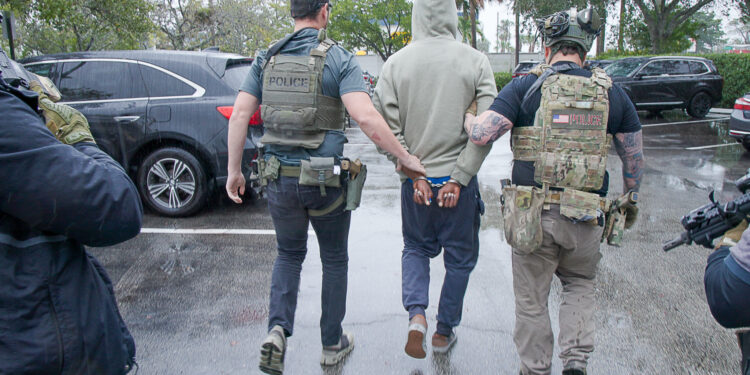 Agentes de ICE de Operaciones de Control y Deportación durante un operativo