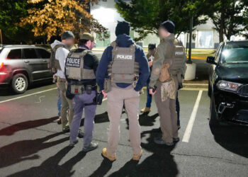 Agentes de ICE durante un operativo en Florida
