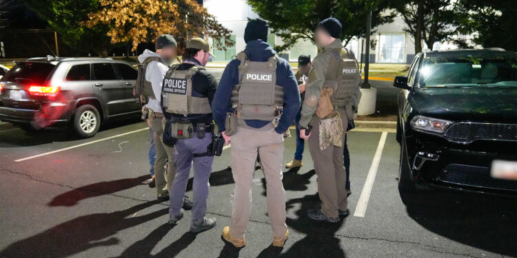 Agentes de ICE durante un operativo en Florida