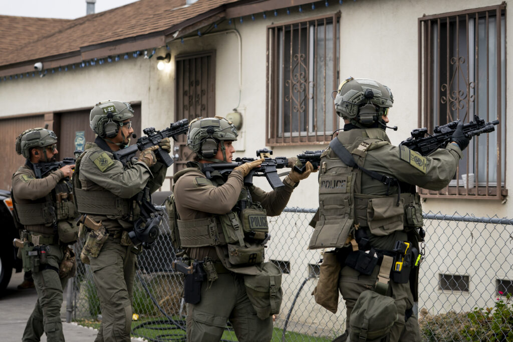 Agentes de inmigración de ICE durante un operativo en Los Ángeles, California