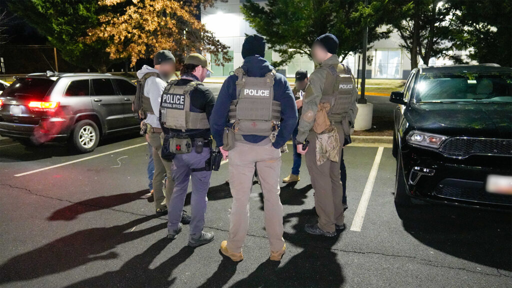Agentes de ICE durante un operativo de control migratorio