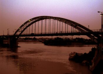 Puente Blanco sobre el rio Karun en la ciudad de Ahvaz, en la provincia irani de Juzestan
