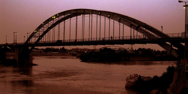 Puente Blanco sobre el rio Karun en la ciudad de Ahvaz, en la provincia irani de Juzestan