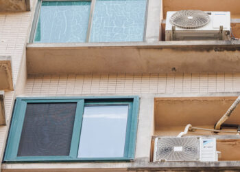 Unidades exteriores de aire acondicionado de varias viviendas