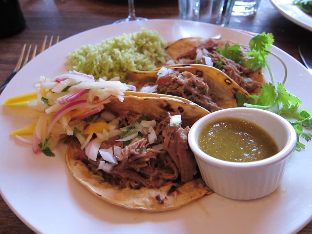 Tacos de barbacoa presentados como platillo de alta cocina mexicana