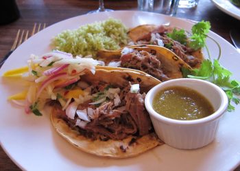 Tacos de barbacoa presentados como platillo de alta cocina mexicana