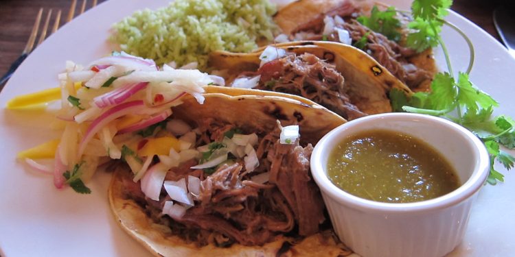 Tacos de barbacoa presentados como platillo de alta cocina mexicana